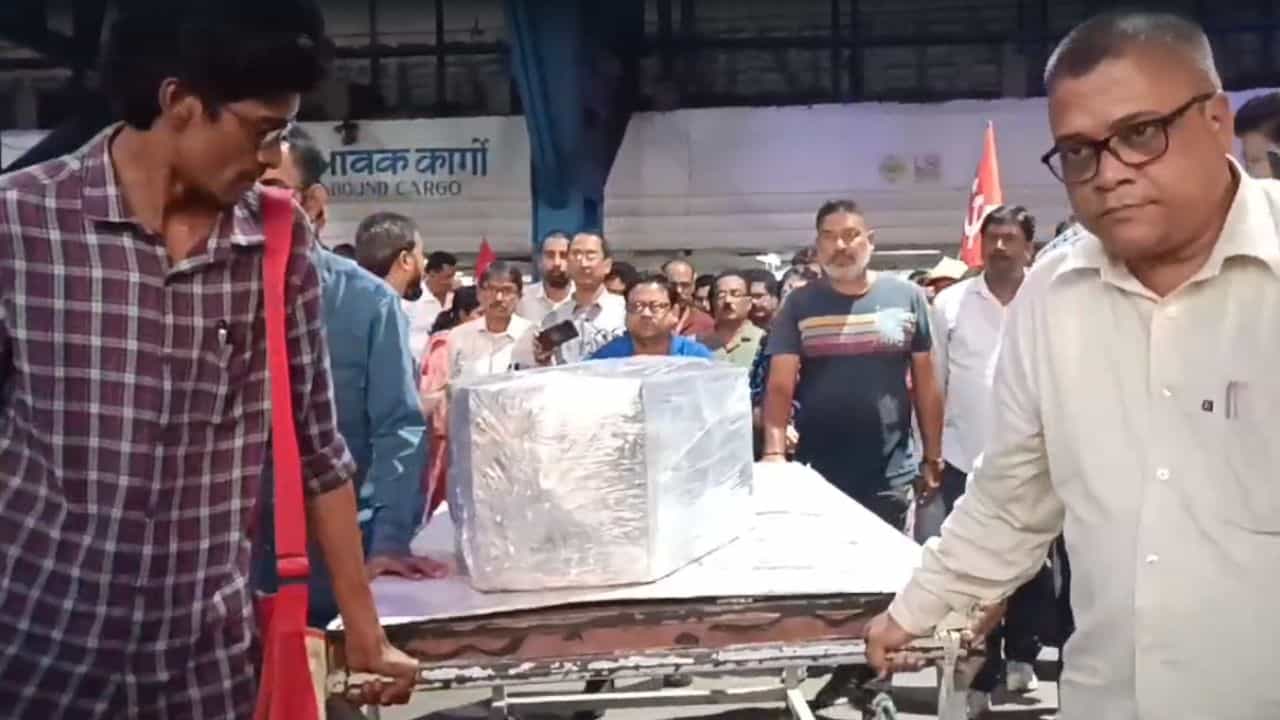 Basudeb Acharia: কলকাতায় বাসুদেব আচারিয়ার দেহ, শ্রদ্ধা জানাবে ...