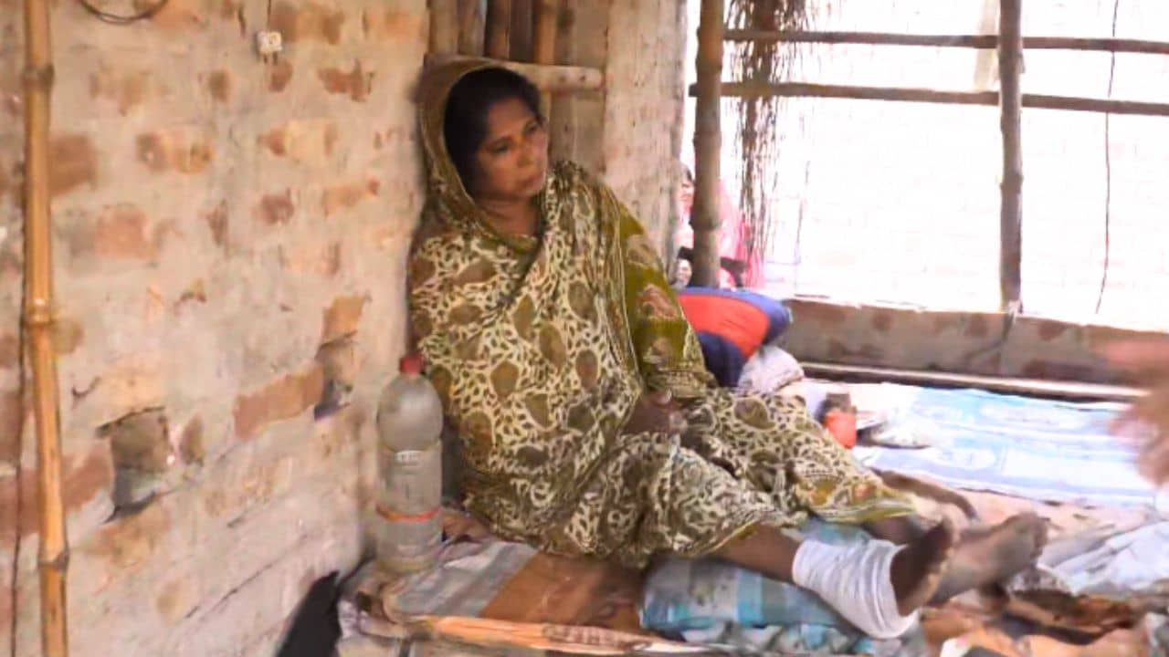 Joynagar TMC Leader Murder: আটদিন আগে বাবাকে হারিয়েছেন, ভাঙা পায়ে পোড়া বাড়ি পাহারা দিচ্ছেন একা ফিরোজা