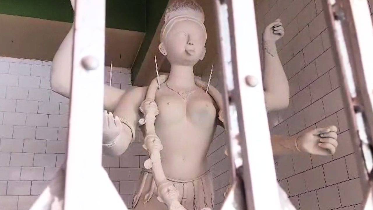 Kali Puja in Hooghly: কৃত্রিম আলো জ্বাললেই নামে বিপদ, শিকল দিয়ে বাঁধতে হয় কেশবপুরের দক্ষিণাকালীকে