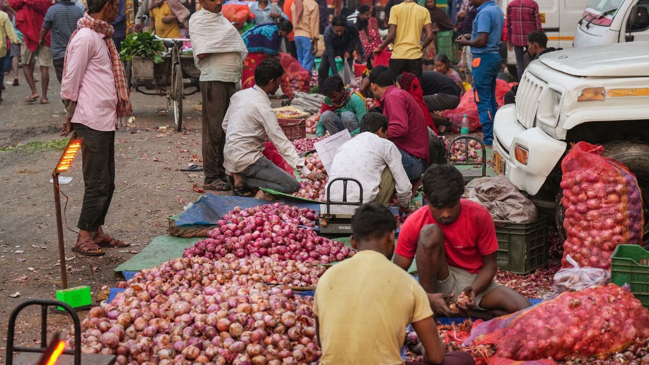 Market Price: জলের দরে মিলবে আটা-ডাল-পেঁয়াজ, রাজ্যে কোন কোন বাজারে পাবেন Bharat ব্র্যান্ড?