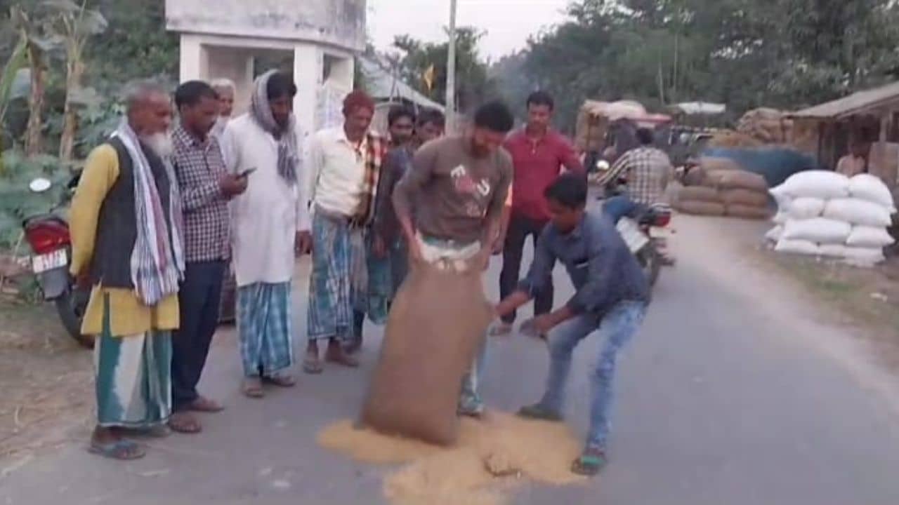 Maldah: কুইন্টাল প্রতি ৫ কেজি কাটমানি, বস্তা বস্তা ধান রাস্তায় ছড়ালেন চাষিরা