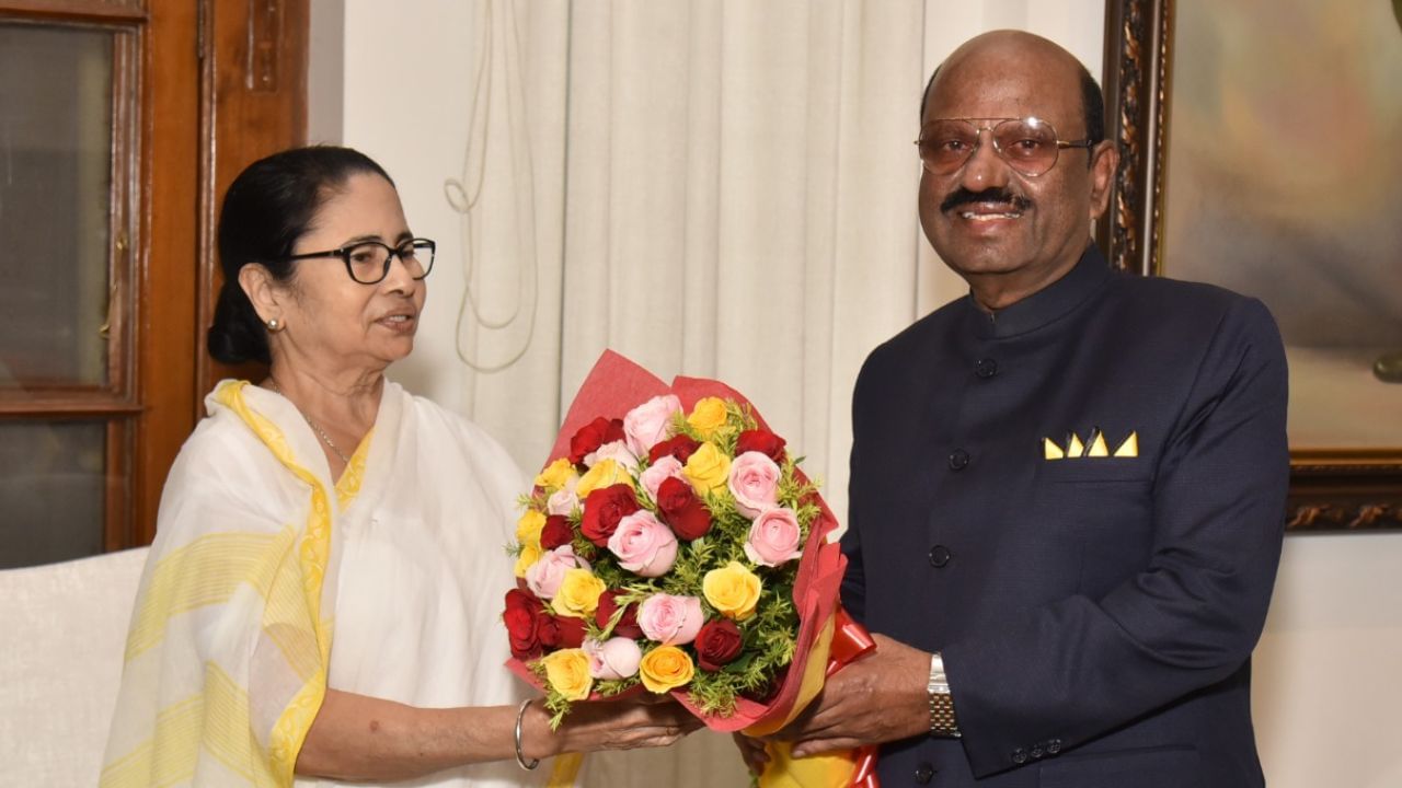 Mamata Banerjee at Raj Bhavan: বোসের সঙ্গে কী নিয়ে কথা? গাড়ি থামিয়ে নিজেই জানালেন মমতা