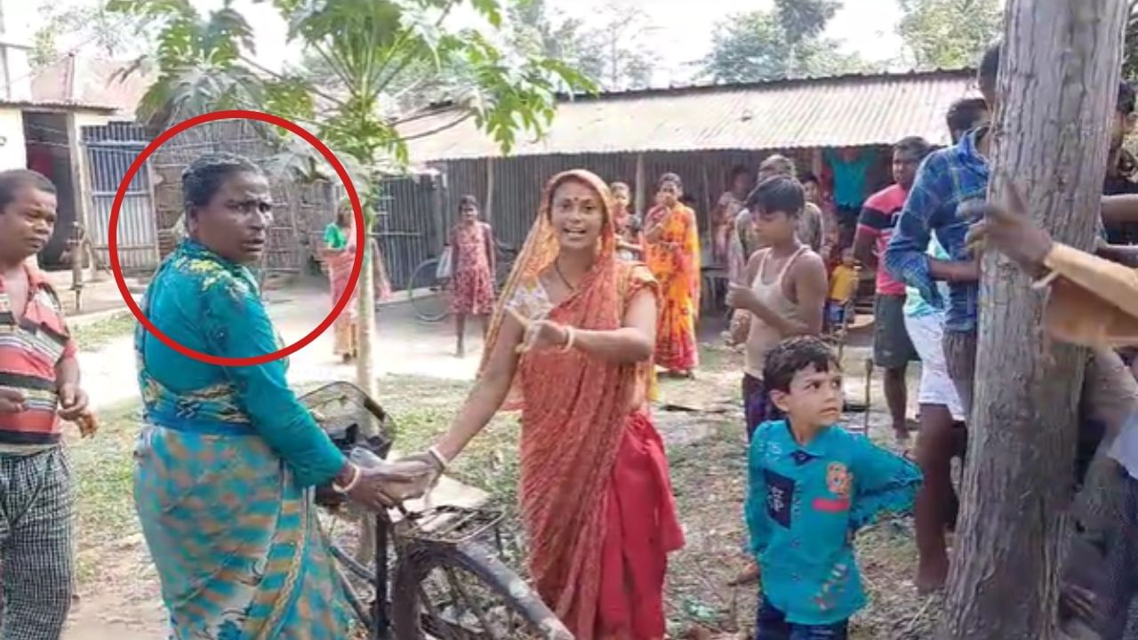 Mid Day Meal: অঙ্গনওয়াড়িতে রাঁধুনিকে 'স্নান' করানো হল খিচুড়ি দিয়ে!