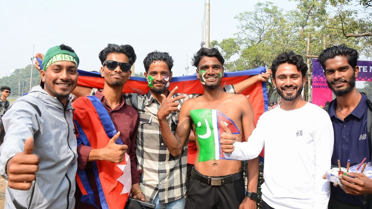 এর আগে ইডেনে বাংলাদেশের মুখোমুখি হয়েছিল পাকিস্তান। তখন পাক ক্রিকেটারদের ঘিরে  এই উন্মদনা চোখে পড়েনি। এ দিন ইংল্যান্ডের সমর্থনেও দেখা গেল গুটি কয়েক দর্শককে। (ছবি:রাহুল সাধুখাঁ)