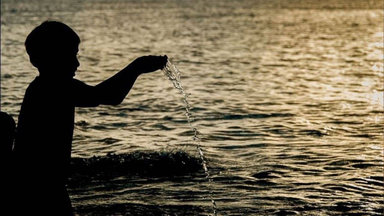 Surya Dev Puja:  উন্নতি-সৌভাগ্য ফেরাতে রোজ সূর্যদেবকে পুজোর সময় জলের সঙ্গে মেশান এই ছোট্ট জিনিস, পড়ুন এই মন্ত্রও