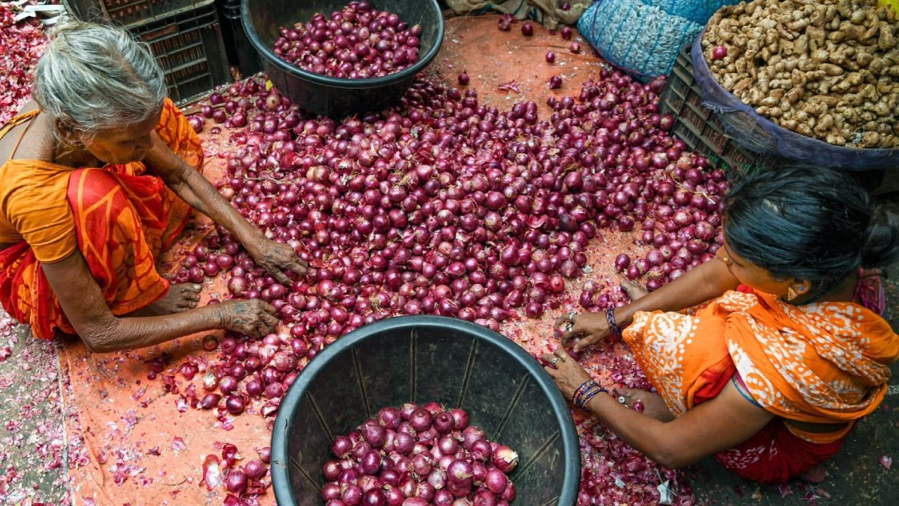 Onion Price Hike: ঘুরছে টাস্ক ফোর্স, তাও কেন ঝাঁঝ কমছে না পেঁয়াজের দামে?