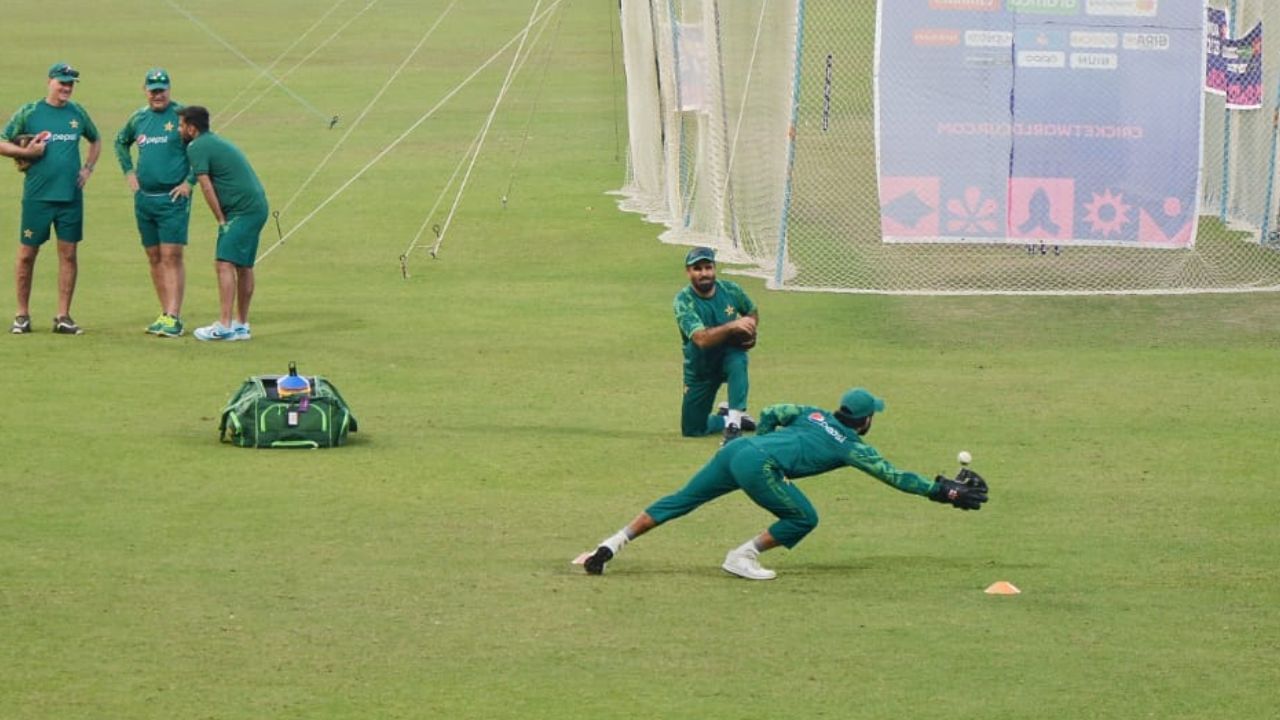 ডাইভিং ক্যাচ প্র্যাক্টিসে পাকিস্তান কিপার মহম্মদ রিজওয়ান। ধারাবাহিক ভালো পারফর্ম করছেন রিজওয়ান। ইংল্যান্ডের বিরুদ্ধে কিপিং-ব্যাটিং দুই বিভাগেই ভরসা থাকবে রিজওয়ানের ওপর। ছবি : রাহুল সাধুখাঁ