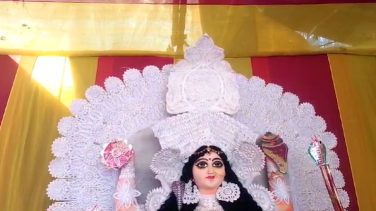 Pandua Jagadhhatri Puja: জগদ্ধাত্রীর মাথার ওপরে আচমকাই সাপের আগমন! অলৌকিকতার পুজো সারলেন উদ্যোক্তারা Pandua Jagadhhatri Puja: জগদ্ধাত্রীর মাথার ওপরে আচমকাই সাপের আগমন! অলৌকিকতার পুজো সারলেন উদ্যোক্তারা
