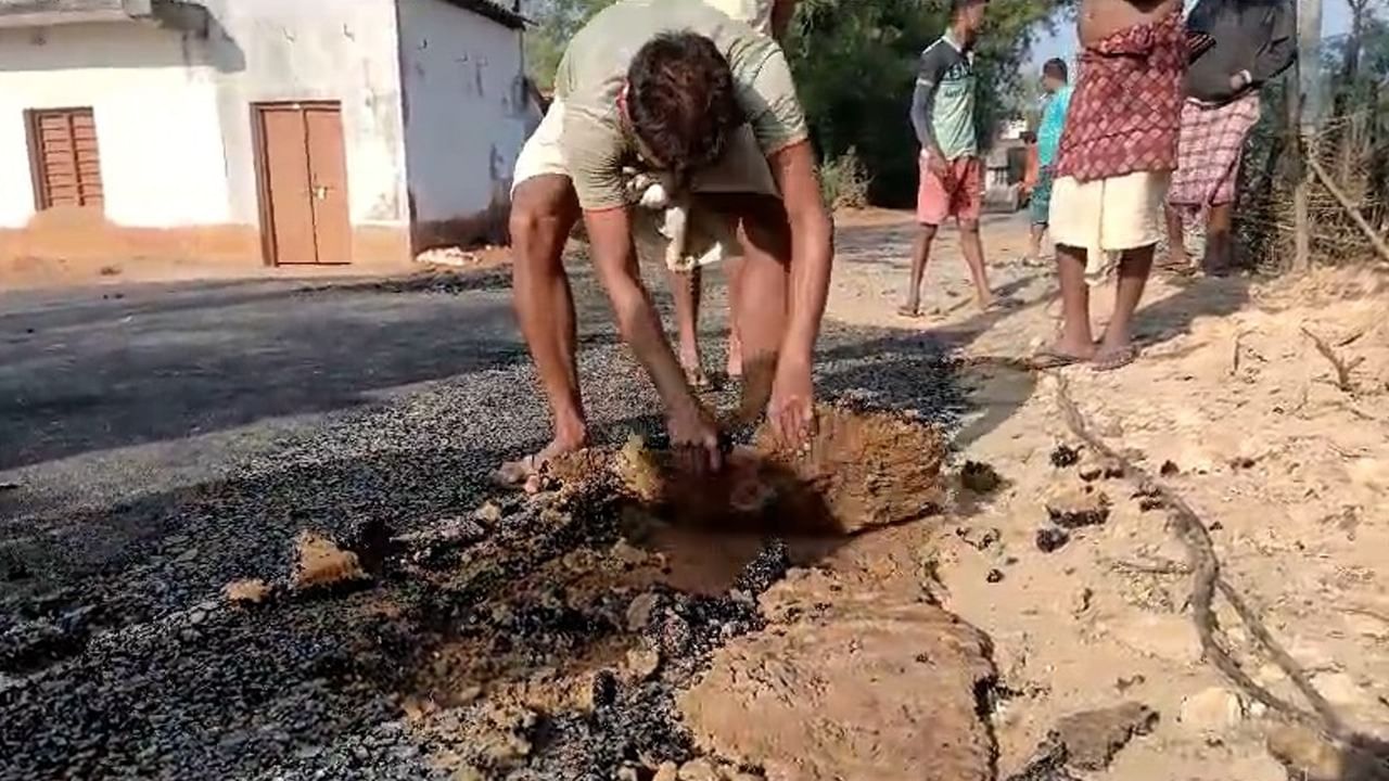 Nayagram Bad Road Condition: উঠে যাচ্ছে রাস্তায় পিচ,বন্ধ কাজ!