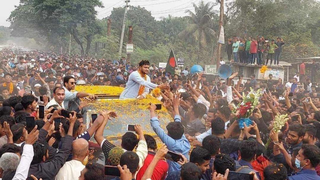 Shakib Al Hasan: রাজনীতির ময়দানে সাকিব, ঘরের ছেলেকে কাছে পেয়ে খুশি মাগুড়াবাসী