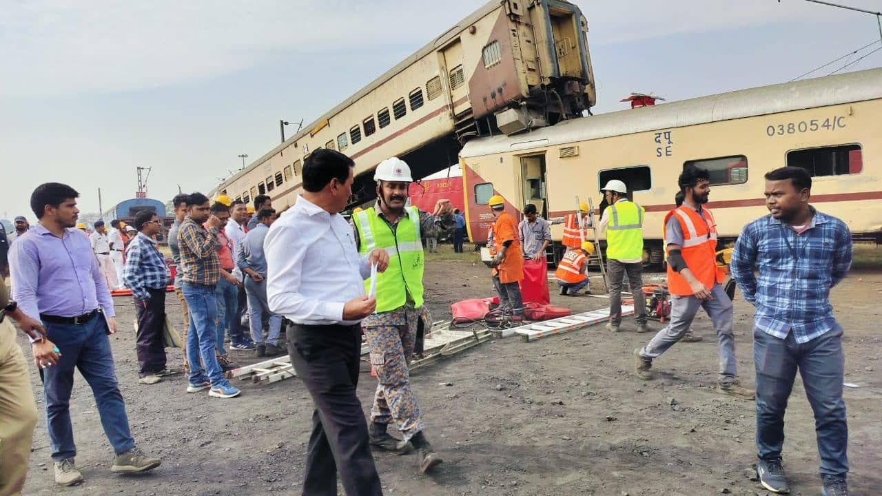 Kharagpur: এক বগির উপর উঠে গিয়েছে আর এক বগি, সত্যিই কি ফের বড়সড় ট্রেন ‘দুর্ঘটনা’ খড়্গপুরে?