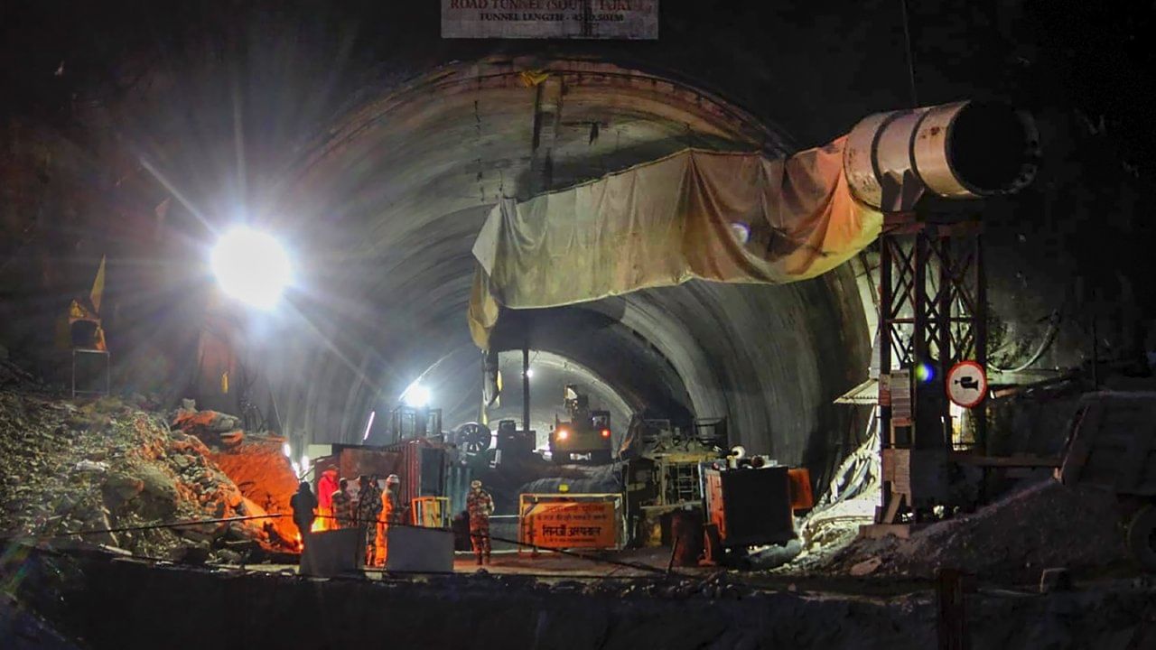 Uttarkashi tunnel collapse: ৯ দিন পর প্রথম গরম খাবার! বোতল ভরা খিচুরি খেলেন আটকে পড়া ৪১ শ্রমিক