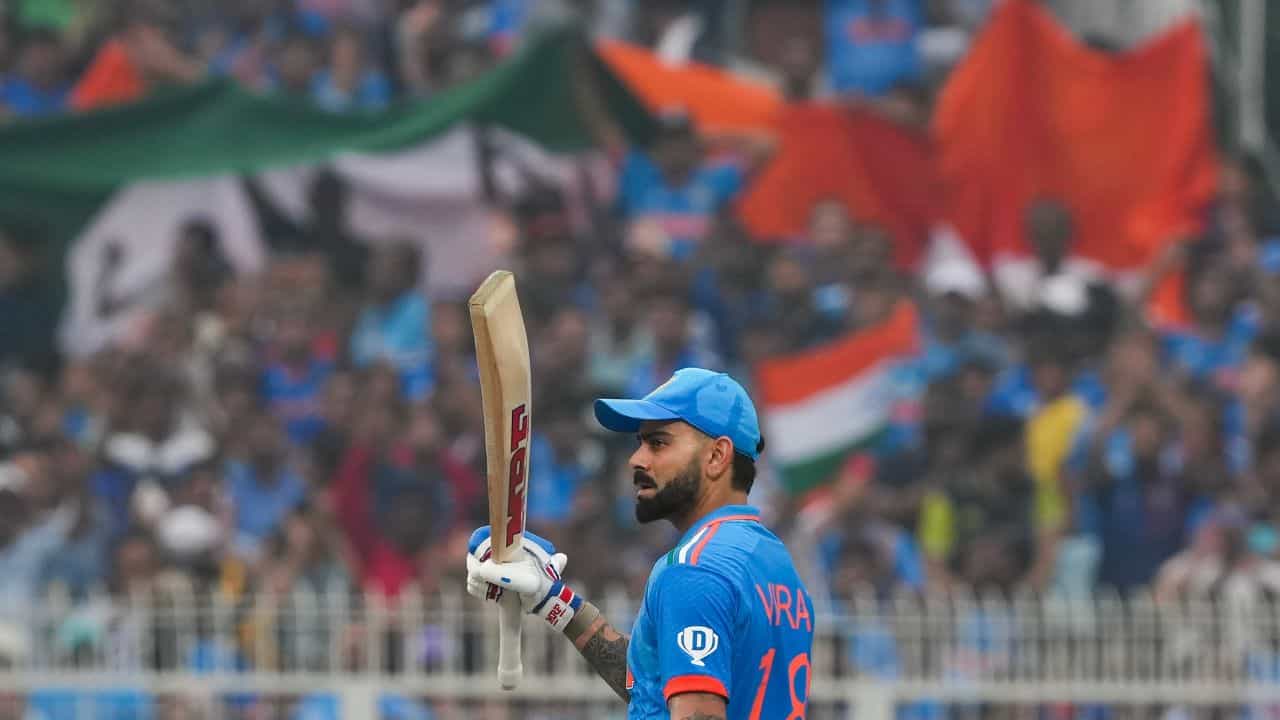 Sachin Tendulkar-Virat Kohli: স্বর্গোদ্যানে পারিজাত ইনিংস, জন্মদিনে মাস্টারকে ছুঁলেন কিং Sachin Tendulkar-Virat Kohli: স্বর্গোদ্যানে পারিজাত ইনিংস, জন্মদিনে মাস্টারকে ছুঁলেন কিং