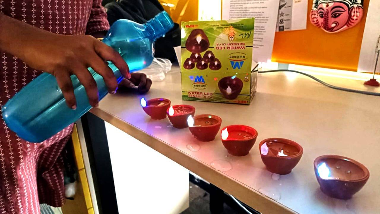Kali Puja Lights: জল দিলেই জ্বলছে, কালীপুজোয় বাজার কাঁপাচ্ছে ‘ম্যাজিক প্রদীপ’