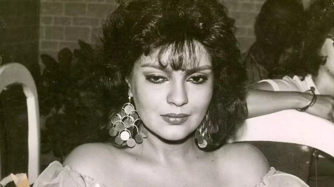 সেই সময়ই সকল শর্ত ভেঙে, সমাজ কী বলবে, এই প্রশ্ন পিছনে ঠেলে সামনে উঠে এসেছিলেন অভিনেত্রী জিনাত আমান। 