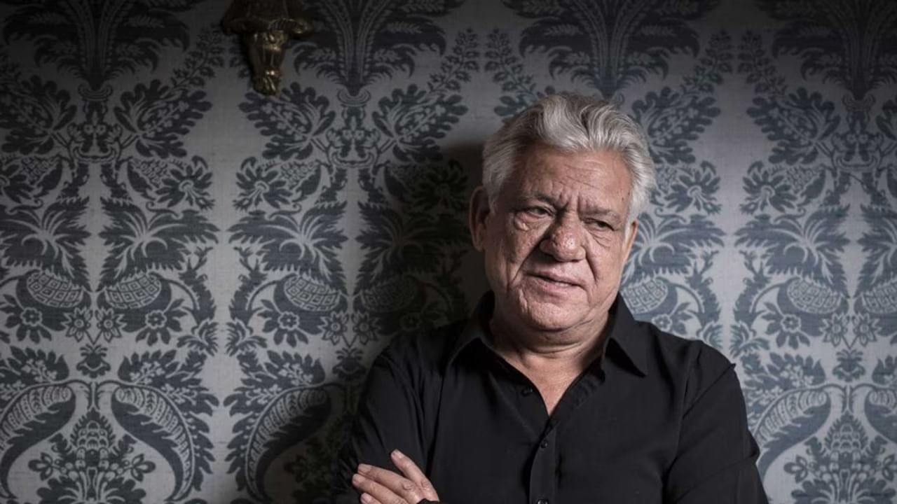 ‘Unlikely Hero: The Story of Om Puri.’ নামে এই বইয়ে লেখা ছিল ওম পুরী মাত্র ১৪ বছর বয়সে সেক্স করেছিলেন ৫৫ বছরের পরিচারিকার সঙ্গে। 