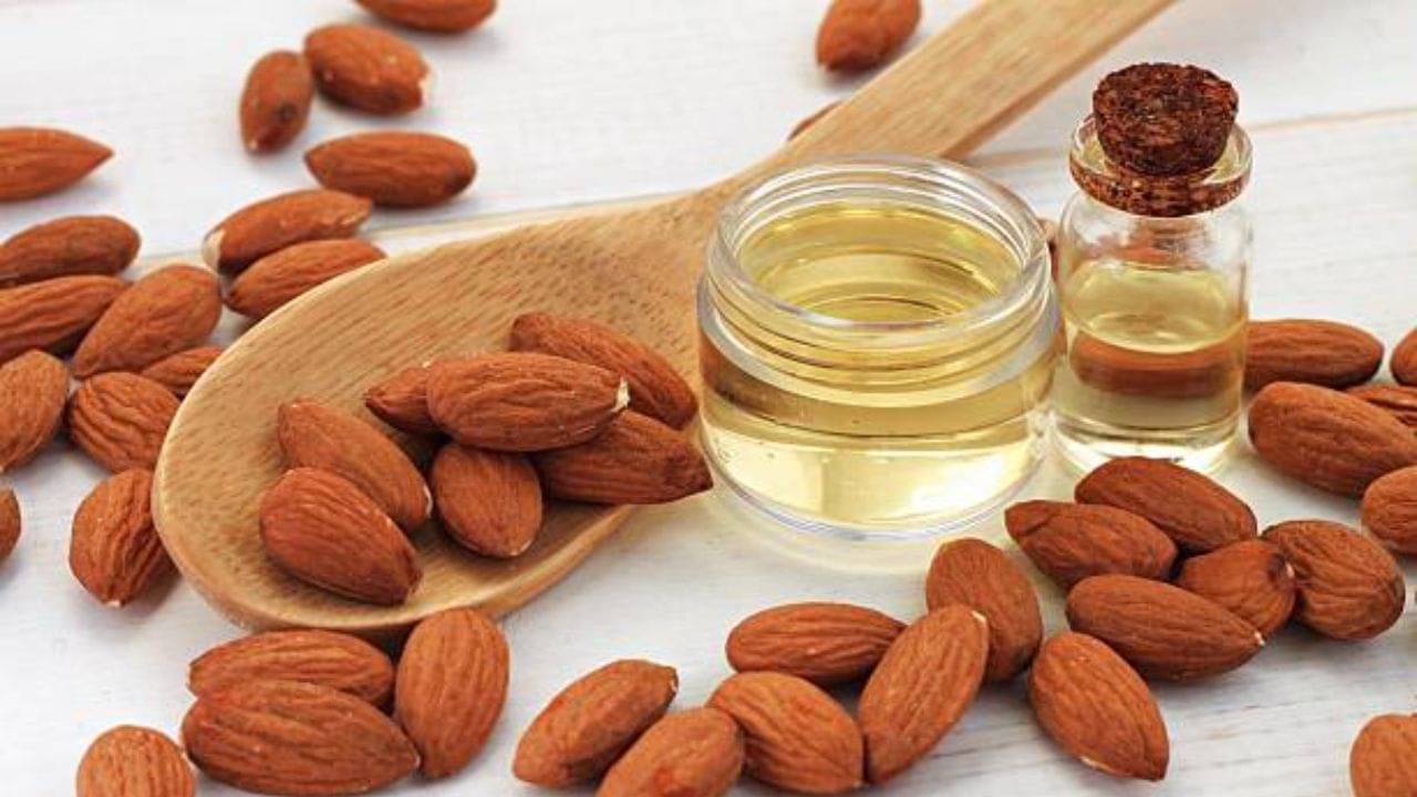 Almond Oil: ক্রিম বা সিরাম নয়, রোজ রাতে এই তেল এক ফোঁটা মাখলেই হবে ত্বকে ম্যাজিক