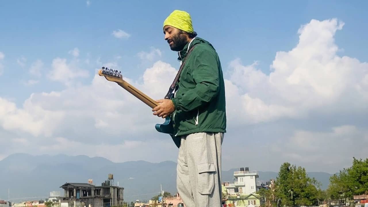 Arijit Singh: পায়ে কী হয়েছে? নেপাল কনসার্টে অরিজিৎকে দেখে মহা আশঙ্কায় ভক্তরা