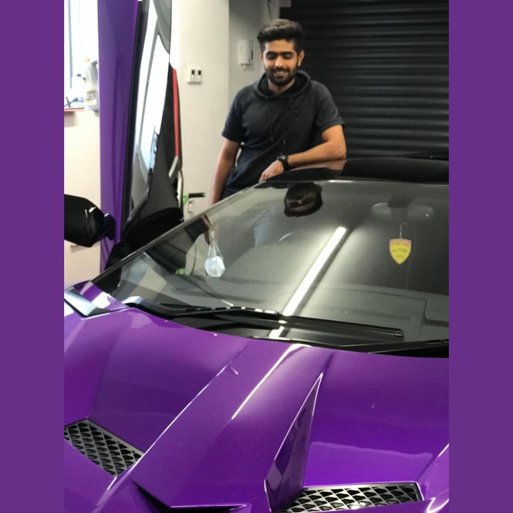 বাবর আজমের নতুন Purple Lamborghini Aventador কিনতে দাম পড়েছে ভারতীয় মুদ্রায় প্রায় ৭.৮ কোটি টাকা। 
