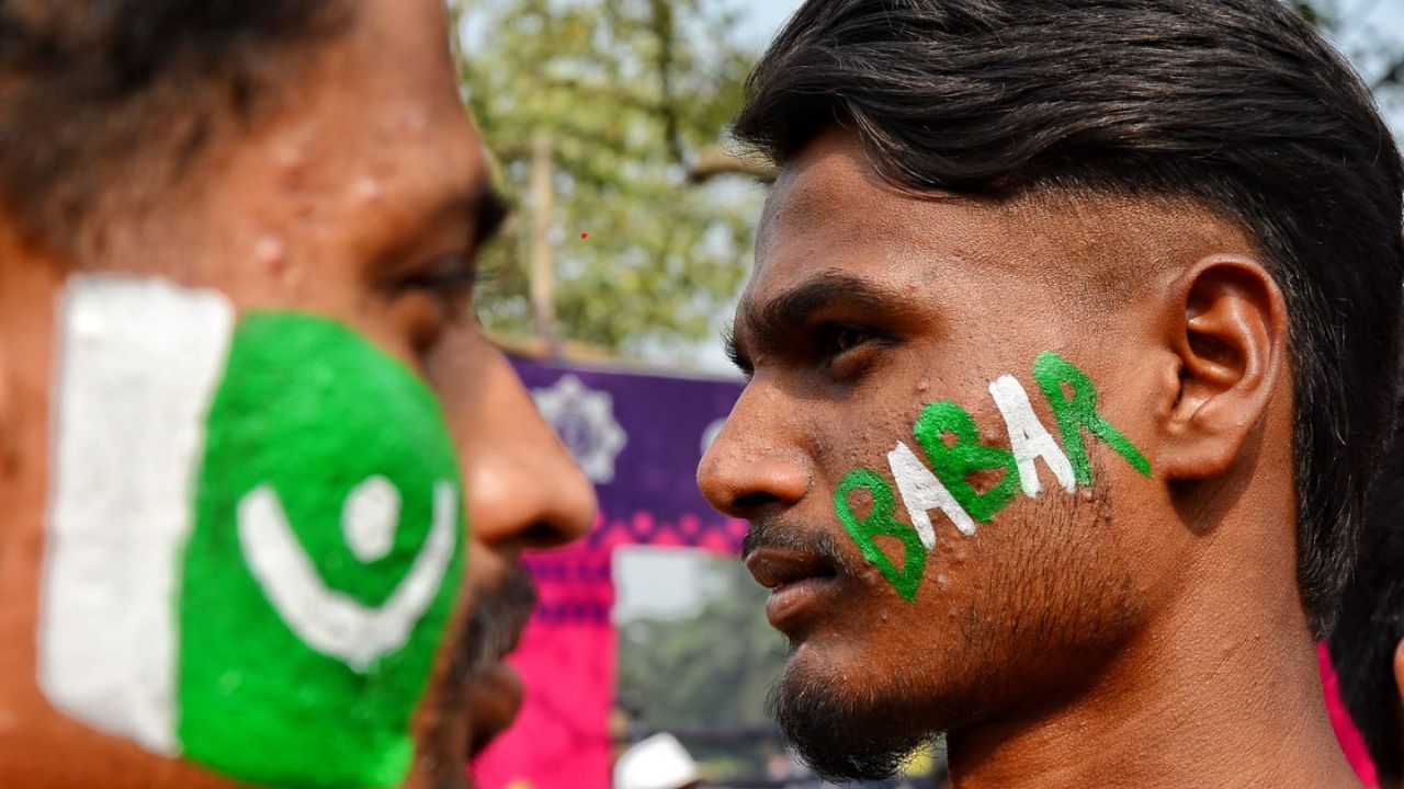 পাক অধিনায়ক বাবর আজমের সমর্থনে এসেছেন কেউ-কেউ। গালে বাবরের নাম লিখেছেন। গ্য়ালারিতে বাবরের হয়েই গলা ফাটাচ্ছেন তাঁরা। (ছবি:রাহুল সাধুখাঁ)