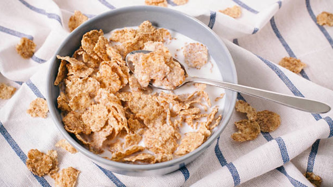 Worst foods for breakfast: সকালে দুধ-কর্নফ্লেক্স খেয়ে কাজে বেরোন? ব্রেকফাস্টে এই ৫ খাবার খেলেই বিপদ Worst foods for breakfast: সকালে দুধ-কর্নফ্লেক্স খেয়ে কাজে বেরোন? ব্রেকফাস্টে এই ৫ খাবার খেলেই বিপদ