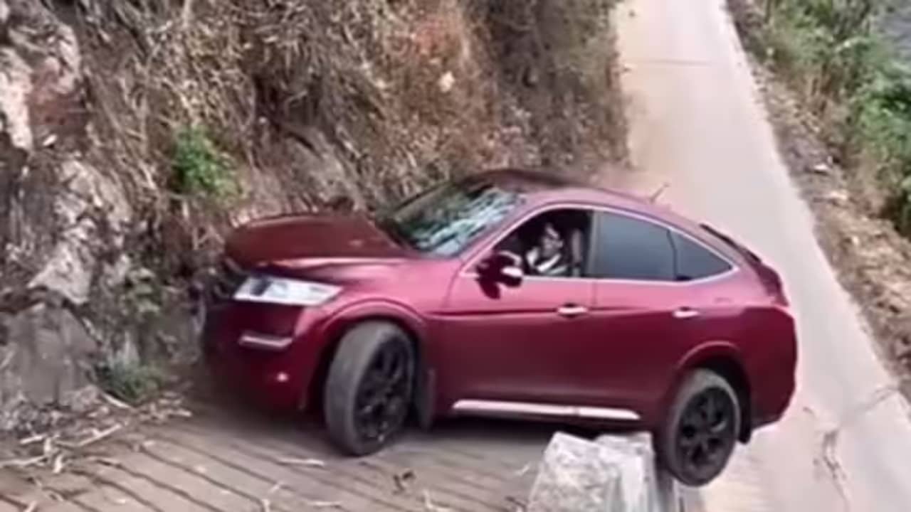 Viral Video: 3 ফুটের রাস্তায় গাড়ি ঢুকিয়েও বের করে আনল চালক, না দেখলে বিশ্বাস হবে না!