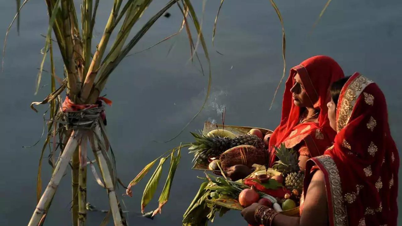 মহাপর্বের দ্বিতীয় দিনের উপবাসের সময় খরনা অনুষ্ঠিত হয়। খরনার অর্থ হল শুদ্ধিকরণ। এদিন সন্ধ্যের সময়য় প্রসাদ হিসেবে গুড়ের ক্ষীর তৈরি করা হয়। সারাদিন ধরে উপবাস রাখার পর সন্ধ্যের সময় এই সুস্বাদু খাবারটি খেয়ে উপবাস ভঙ্গ করা যায়। এরপর সেই প্রসাদ সকলের কাছে বিতরণ করা হয়। এই প্রসাদ খাওয়ার পর মোট ৩৬ ঘণ্টা নির্জলা উপবাস রাখা নিয়ম। এই দিন যা যা নৈবেদ্য তৈরি হবে, তা একটি নতুন মাটির উনুন গড়ে, তারপর রান্না করা হয়।