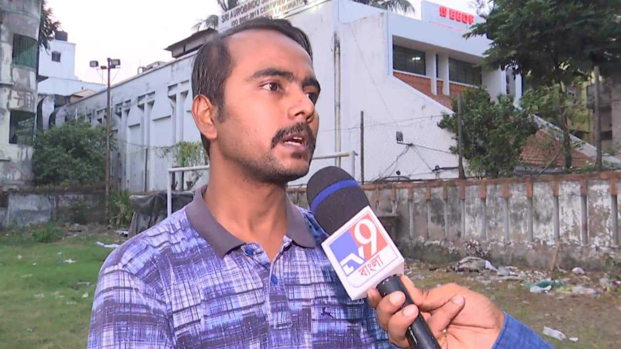 Dengue Patient: ভর্তি নিচ্ছে না কেউ, ডেঙ্গি আক্রান্ত বৃদ্ধ মাকে নিয়ে পাগলের মতো ঘুরছে ছেলে