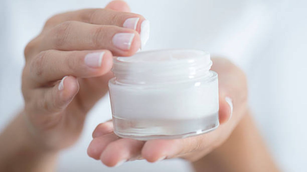Dry Skin: শীতকালে শুষ্ক ত্বকের হাত থেকে বাঁচতে ফেস ক্রিমই কি যথেষ্ট? Dry Skin: শীতকালে শুষ্ক ত্বকের হাত থেকে বাঁচতে ফেস ক্রিমই কি যথেষ্ট?