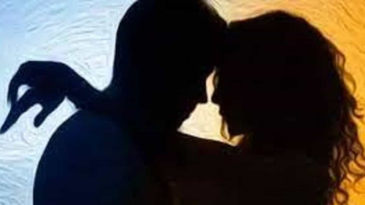Extra Marital Affair: প্রেমিকের সঙ্গে হাত মিলিয়ে স্বামীকে খুন? তৃণমূল নেতার ভাইপো খুনে গ্রেফতার তিন Extra Marital Affair: প্রেমিকের সঙ্গে হাত মিলিয়ে স্বামীকে খুন? তৃণমূল নেতার ভাইপো খুনে গ্রেফতার তিন