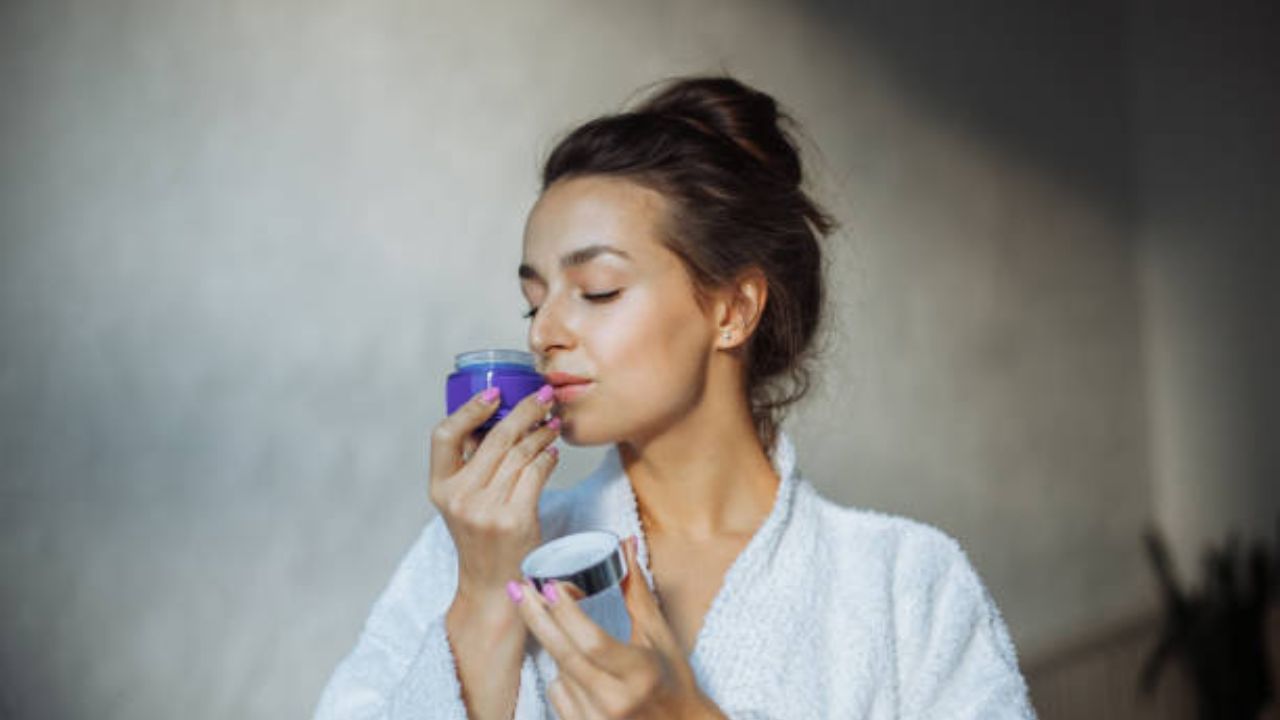 আই ক্রিম বাছাইয়ের সময় দেখে নিন তাতে কোনও সুগন্ধী যুক্ত উপাদান রয়েছে কি না। ক্রিমের গন্ধ ভাল হলে, জানবেন সেটা আপনার ত্বকের জন্য উপযুক্ত নয়। সুগন্ধী যুক্ত আই ক্রিম ব্যবহারে চোখের চারপাশের ত্বকে চুলকানি, লালচে ভাব বাড়তে পারে।