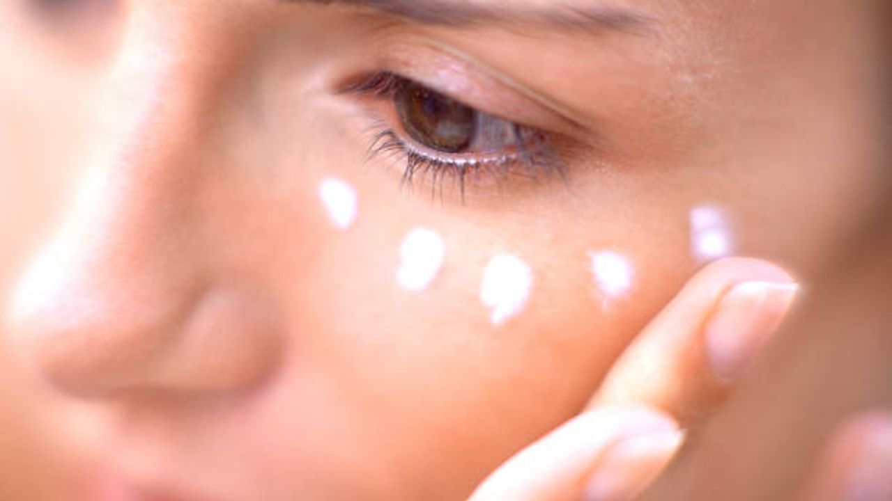 ত্বকের রোমের রং পরিবর্তন করতে এবং ট্যান ঢাকতে ব্লিচ করেন? ব্লিচের মধ্যে হাইড্রোজেন পারক্সাইড থাকে। এই উপাদান চোখের চারপাশের চামড়ার জন্য ক্ষতিকারক। তাই ভুলেও মুখে ব্লিচ করবেন না।