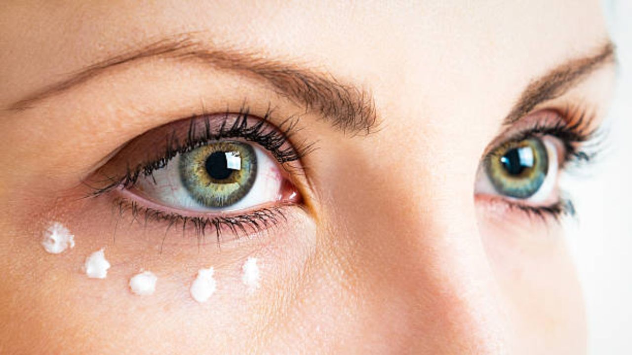 চোখের চারপাশের ত্বক অত্যন্ত সংবেদনশীল হয়। সঠিক আই ক্রিম ব্যবহার না করলে ত্বকের সমস্যা বাড়তে পারে। ডার্ক সার্কেল দূর করতে আই ক্রিম তো বেছে নেবেন, কিন্তু তাতে কোন-কোন উপাদান থাকা চলবে না, জেনে নিন।