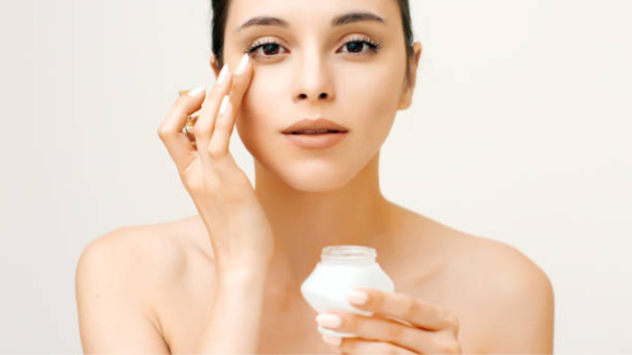 বাজারে নামীদামি ব্র্যান্ডের আই ক্রিম পাওয়া যায়। সেগুলো কোনওটা চোখের তলায় দুর্দান্ত কাজ করে, আবার কোনওটা মনের মতো ফল দেয় না। কিন্তু চোখের তলায় আপনি যে কোনও ক্রিম ব্যবহার করতে পারেন না।