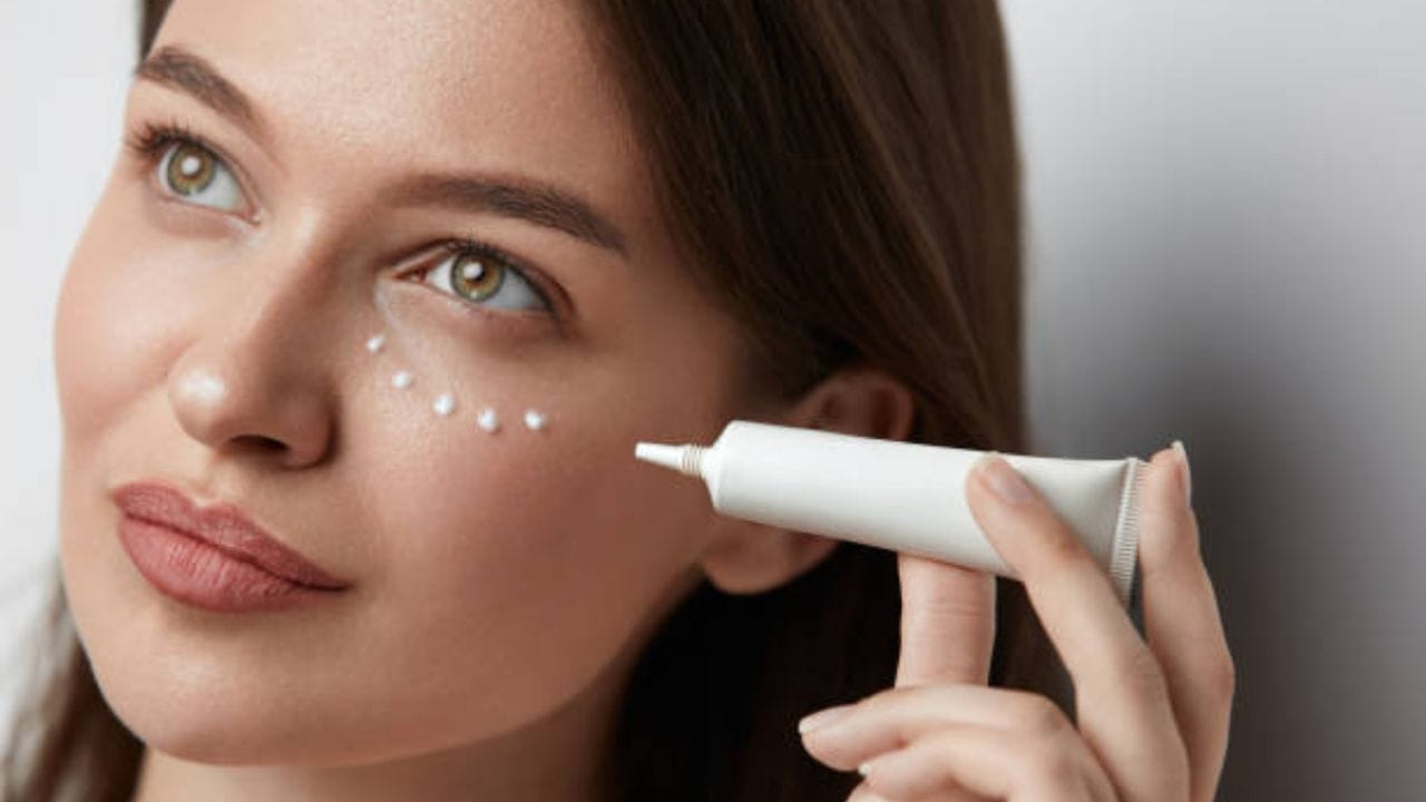 অনিদ্রা, মানসিক চাপ, দূষণ, ত্বকের অযত্ন ডার্ক সার্কেলের সমস্যা বাড়িয়ে তোলে। তাই নিয়মিত চোখের চারপাশে আই ক্রিম লাগাতে হয়। এতে চোখের চারপাশে ত্বকে রক্ত সঞ্চালন ভাল থাকে। 