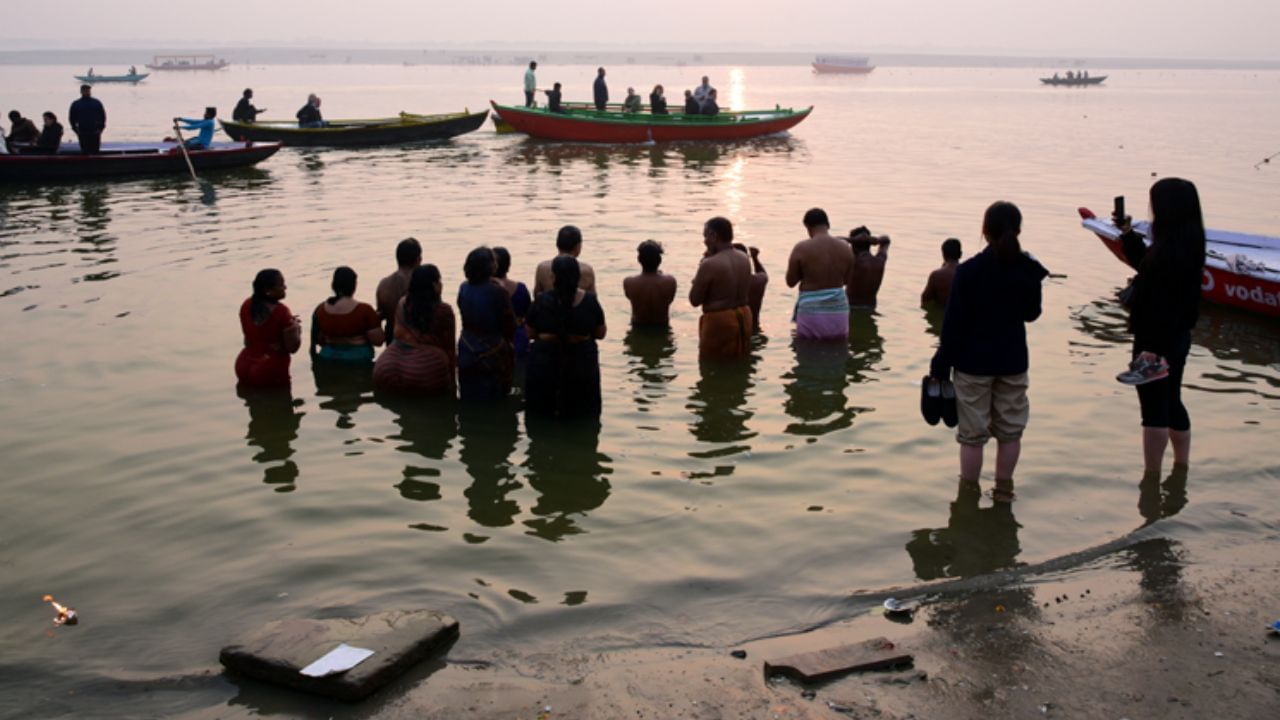  পৌরাণিক বিশ্বাস অনুসারে, এই বিশেষ দিনে ভগবান বিষ্ণু মৎস্য অবতার গ্রহণ করেন। চলতি বছরে কার্তিক মাসের পূর্ণিমা পড়েছে ২৭ নভেম্বর। এই দিনে হিন্দুধর্মাবলম্বীরা  সকালে ঘুম থেকে উঠে গঙ্গায় স্নান করেন।