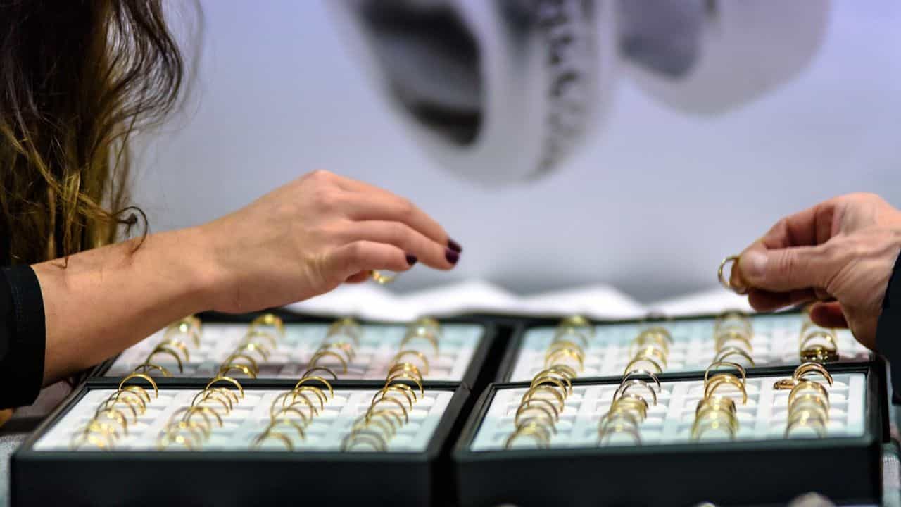Gold Price Today: বর্ষশেষে প্রায় ৪০০০ টাকা কমল সোনার দাম, আর বসে কেন? এখনই দোকানে যান... Gold Price Today: বর্ষশেষে প্রায় ৪০০০ টাকা কমল সোনার দাম, আর বসে কেন? এখনই দোকানে যান...