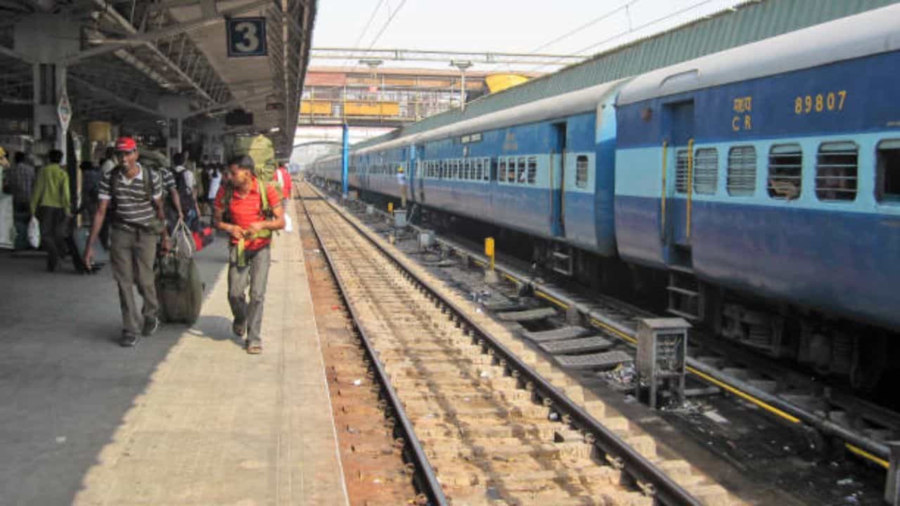 Indian Railway: প্ল্যাটফর্ম টিকিট কেটে আপনি কতক্ষণ স্টেশন চত্বরে ঘুরতে পারবেন, জানেন? Indian Railway: প্ল্যাটফর্ম টিকিট কেটে আপনি কতক্ষণ স্টেশন চত্বরে ঘুরতে পারবেন, জানেন?