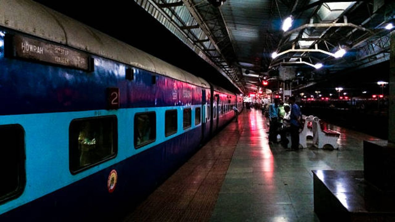 Indian Railway: দক্ষিণ ভারতের এই অঞ্চল দিয়ে লোকাল ট্রেন গেলেই বন্ধ নিভে যায় বাতি