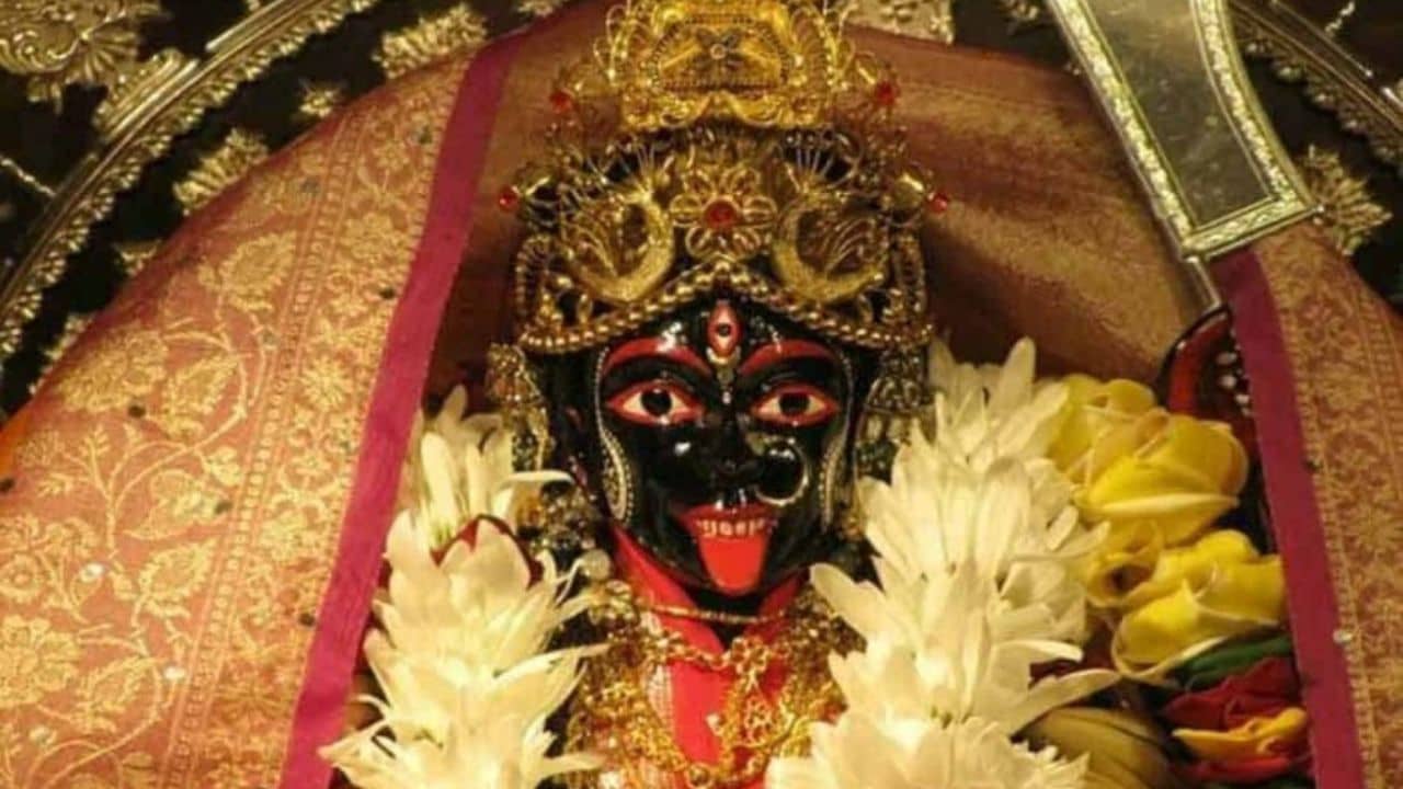 Kali Puja 2023: কালীর ভক্ত আপনি? নরক চতুর্দশীতে কালরাত্রিকে তুষ্ট করুন এই মন্ত্র জপে!