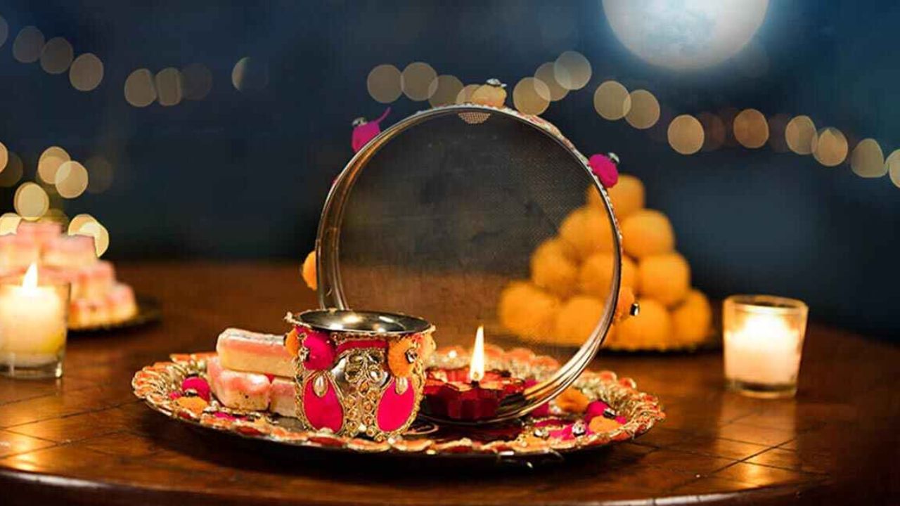 Karwa Chauth: চাঁদ বেরিয়েছে, বৌ না খেয়ে রয়েছে, পুলিশের কাছে সিগন্যাল খোলার কাতর আর্জি স্বামীর