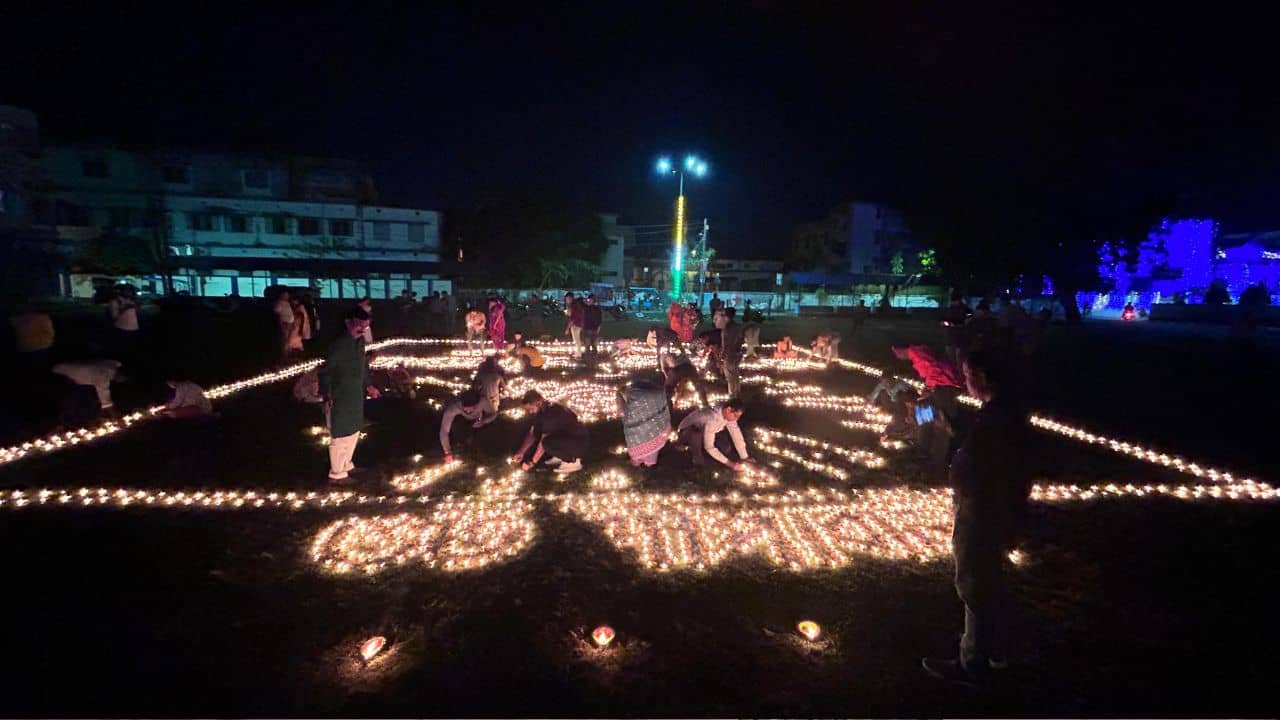 Balurghat: ৬ হাজার প্রদীপ জ্বলে উঠল বালুরঘাটের বুকে, এ এক অন্য দীপোৎসব
