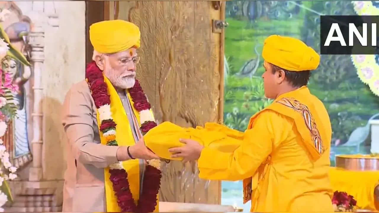 Video: শ্রীকৃষ্ণের জন্মভূমি মথুরায় গিয়ে পুজো দিলেন প্রধানমন্ত্রী নরেন্দ্র মোদী, নাচলেন হেমা