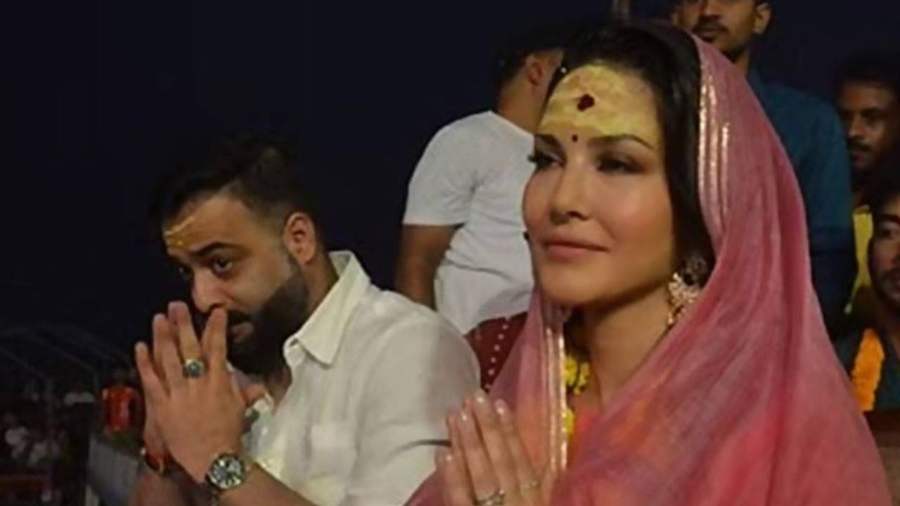 Sunny Leone: কপালে চন্দনের তিলক, দেখুন সানি লিওনের গঙ্গা আরতি