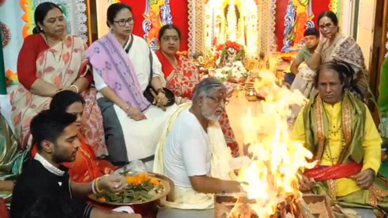 Mamata Banerjee Kali Puja: বাড়ির পুজোয় যজ্ঞে বসলেন অভিষেক, তদারকি মমতার