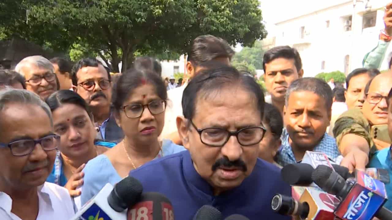 Partha Chatterjee: ‘শিক্ষামন্ত্রীর জন্য জেলে বইটই কিনছেন তো?’ প্রশ্ন MLA-র, ‘এটা তামাশার জায়গা নয়’, ফেটে পড়লেন স্পিকার Partha Chatterjee: ‘শিক্ষামন্ত্রীর জন্য জেলে বইটই কিনছেন তো?’ প্রশ্ন MLA-র, ‘এটা তামাশার জায়গা নয়’, ফেটে পড়লেন স্পিকার