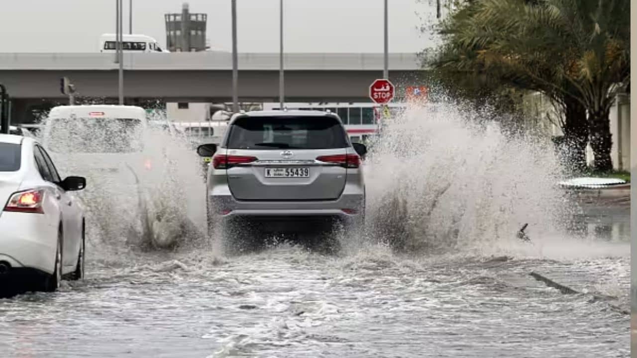 Dubai Rain: প্রবল ঝড়-বৃষ্টিতে বিপর্যস্ত মরুশহর, বিমান চলাচলে বিঘ্ন