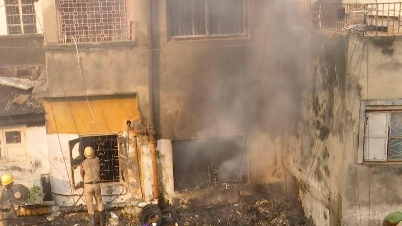 Fire: বৌবাজারে শাড়ির গোডাউনে আগুন, ঘিঞ্জি এলাকায় আতঙ্কে এলাকার লোকজন