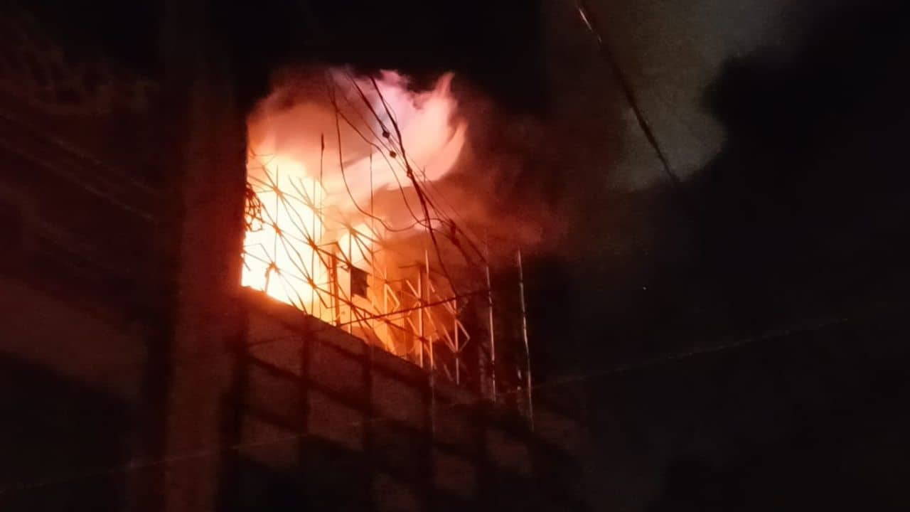 Fire: বিশ্বকাপে মশগুল পাড়া, ওদিকে দাউ দাউ করে জ্বলছে ঘর...