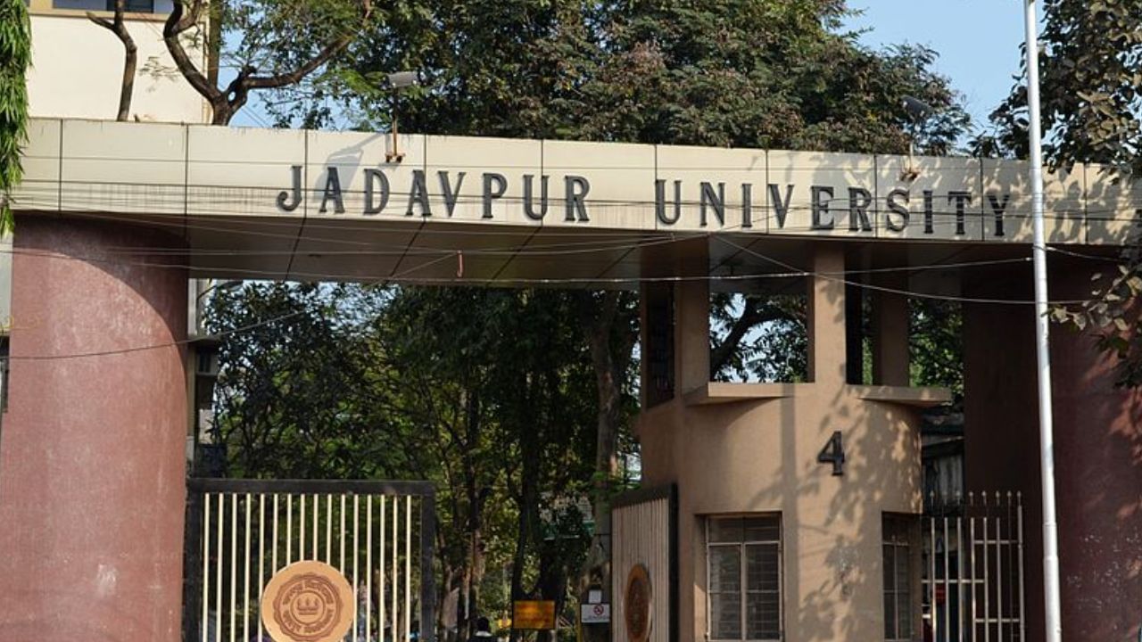 Jadavpur University: ভিসি-হীন যাদবপুরে কীভাবে সমাবর্তন? কীভাবে চলছে কাজ? জানতে চাইল রাজভবন: সূত্র